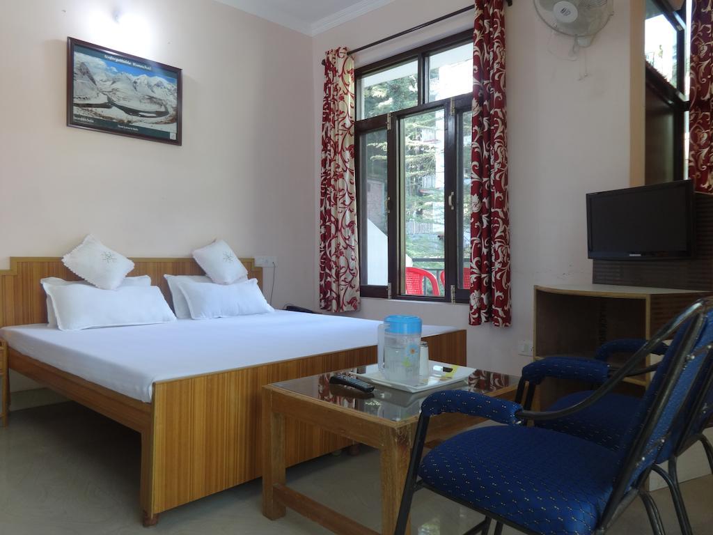 Hotel Kumar Residency Дхарамсала Стая снимка